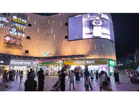 新宁：广场大屏传递榜样力量 市民驻足感悟爱国情怀