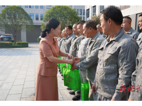 姚文娟走访慰问一线劳动者