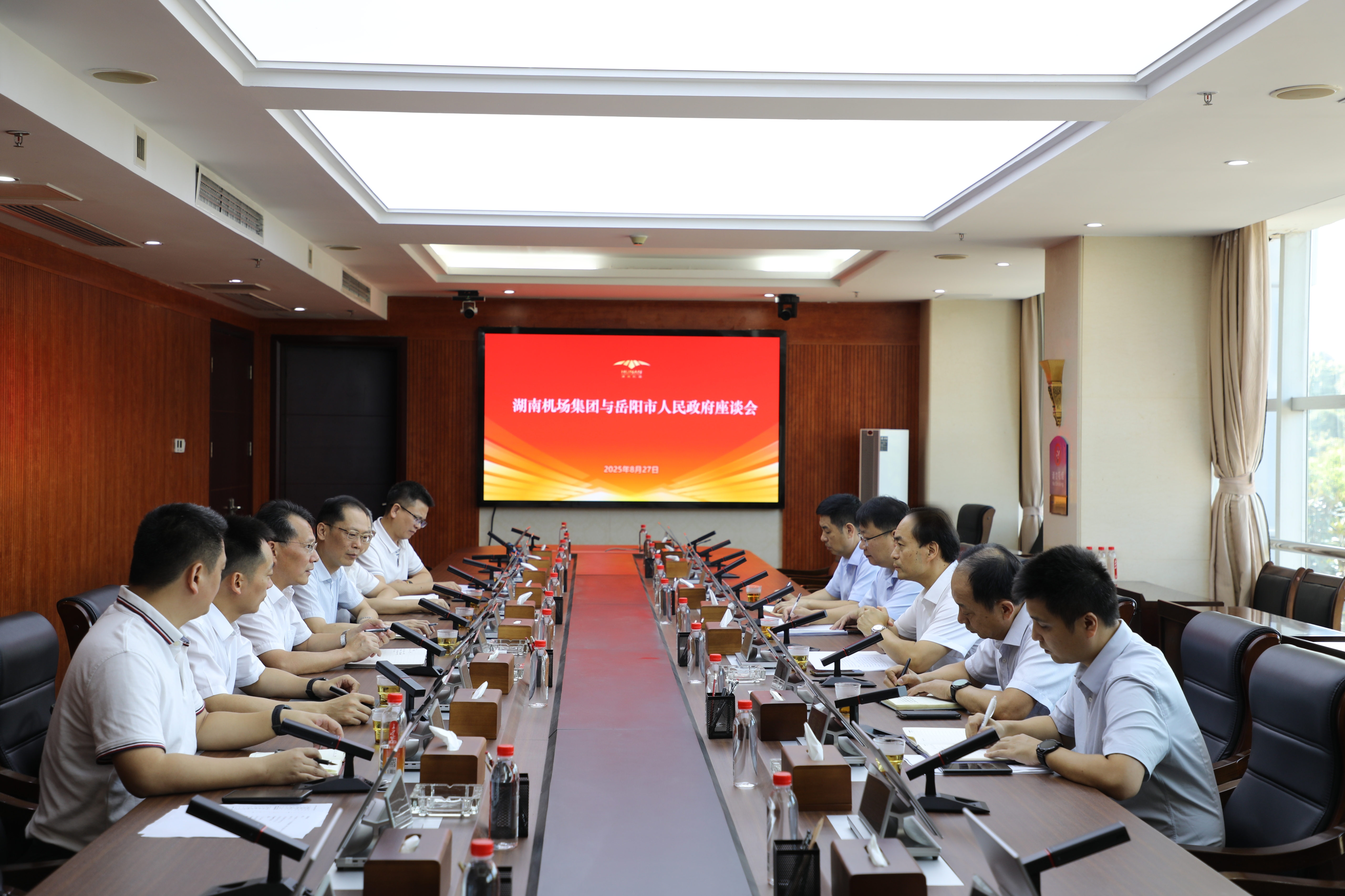 舒行钢会见岳阳市委市政府领导.jpg