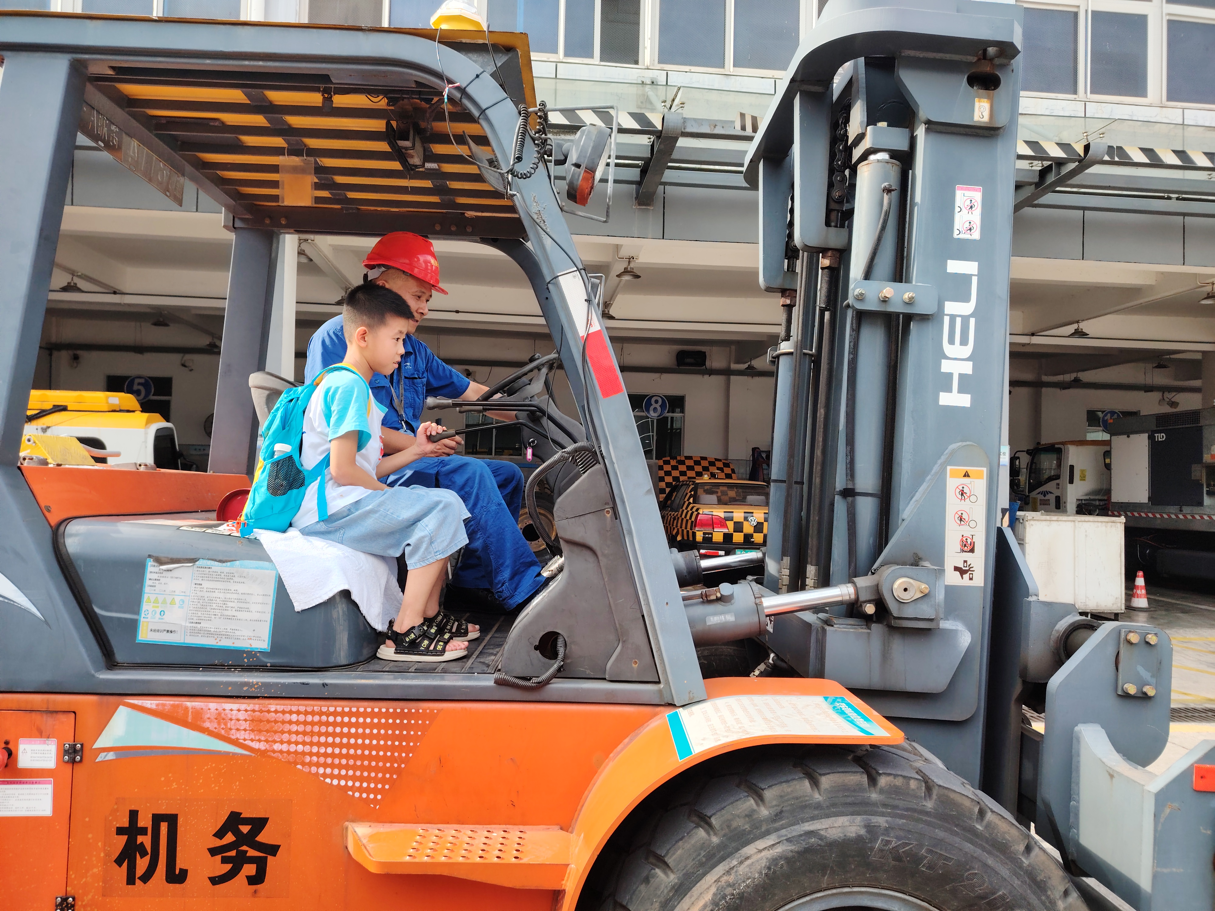 5.机场参观3.jpg