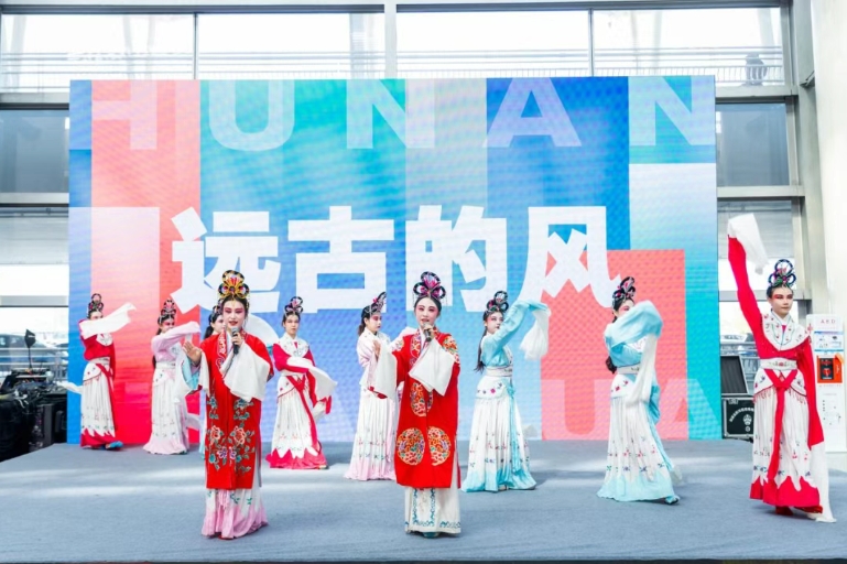合成风黄色教师节主题海报__2025-09-02+15_35_09.png
