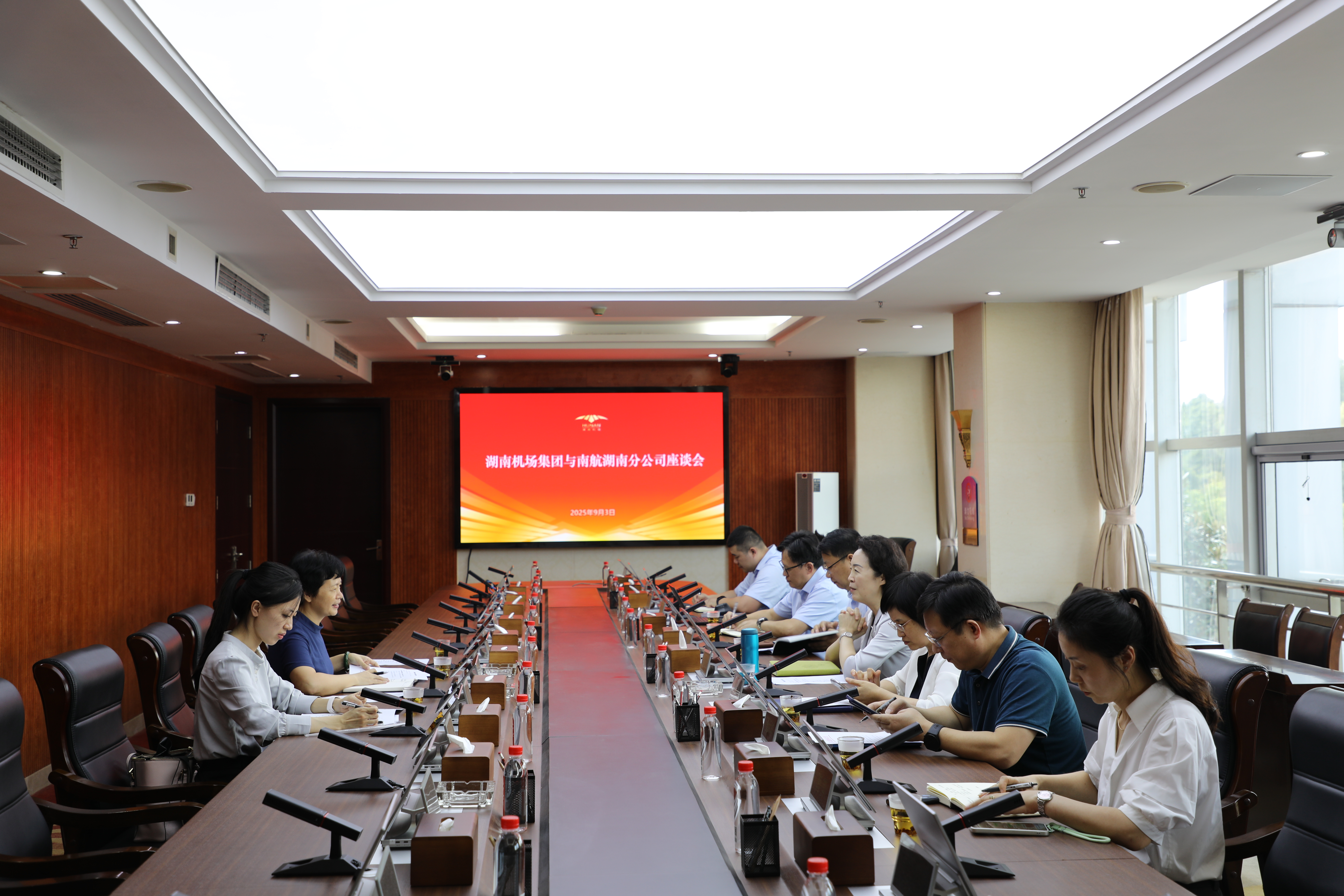 集团与南航湖南分公司举行会见座谈.jpg