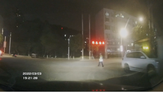 （新媒体）衡山：嚣张！男子酒驾遇查 冲卡逃跑撞伤交警231.png