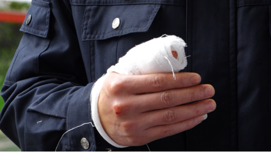 （新媒体）衡山：嚣张！男子酒驾遇查 冲卡逃跑撞伤交警414.png