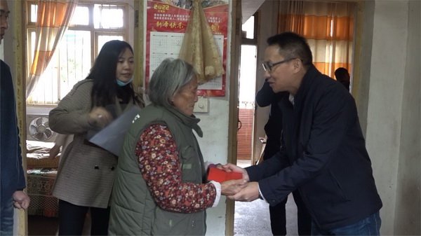 富士康衡阳园区工会来我县慰问烈士家属.jpg
