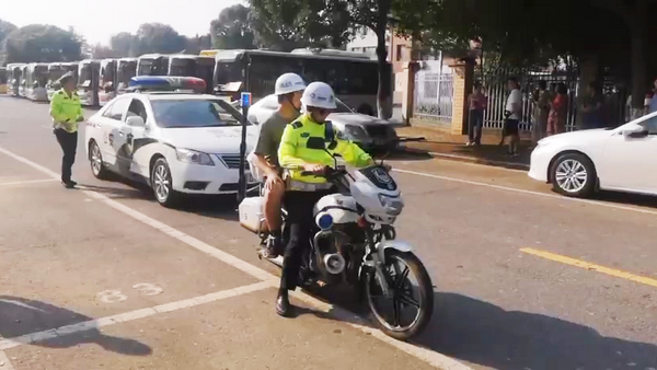 高考学子身体不适 衡山交警每日往返接送1.png