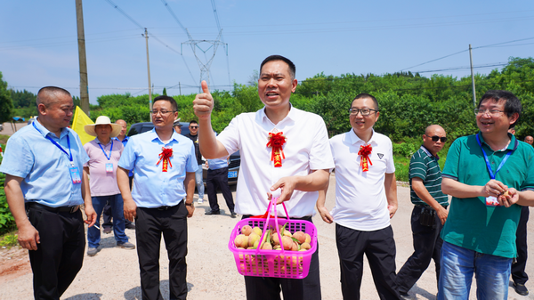 “萱彩夺目·桃你欢心” 衡山县萱洲镇首届“衡山红脆桃”采摘季活动正式启动2小.png