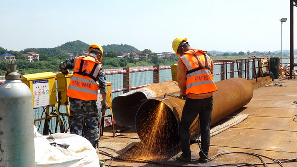 白南高速董家潭湘江特大桥工程：战高温保进度 建设不松劲2.jpg