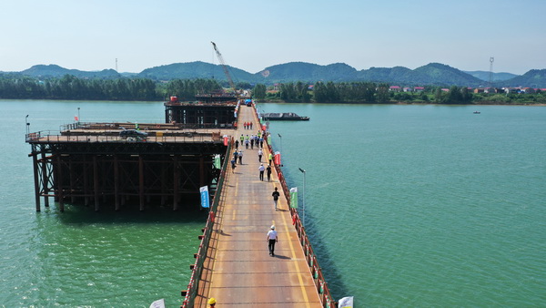 白南高速董家潭湘江特大桥工程：战高温保进度 建设不松劲1.JPG
