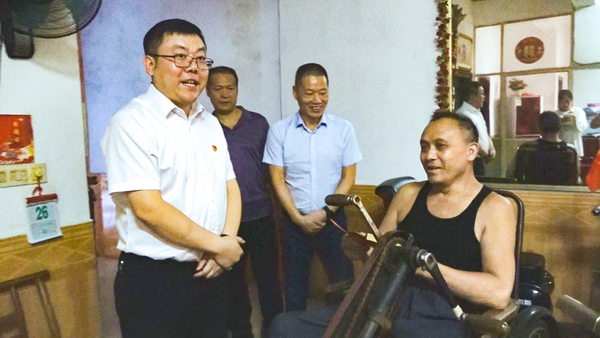 陈昌义“八一”前夕走访慰问退伍军人.png