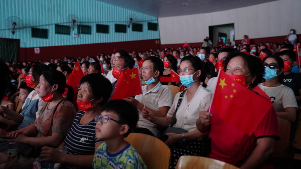 我县举行《情系国防·筑梦强军》专题文艺晚会3.jpg