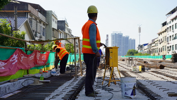烈日下的修桥工人 战高温不服“暑”3.JPG