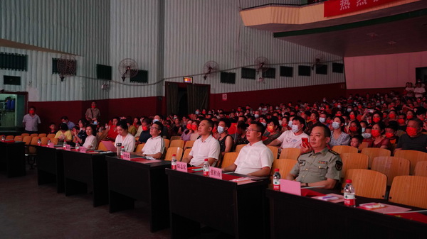 我县举行《情系国防·筑梦强军》专题文艺晚会2.jpg