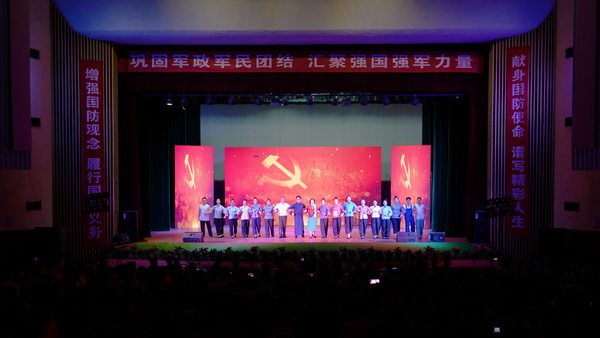 我县举行《情系国防·筑梦强军》专题文艺晚会1.jpg