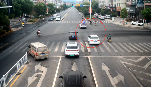 【平安衡山建设】 十分钟!警车开道 护送出血孕妇紧急就医2.jpg 【平安衡山建设】 十分钟!警车开道 护送出血孕妇紧急就医2.jpg