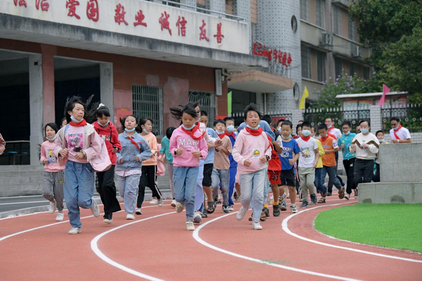 岭坡乡中心学校塑胶跑道运动场启用2.png
