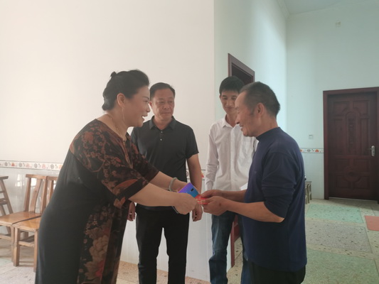 县人大代表唐凤姣：阐述医者仁心 传递人间大爱2.jpg