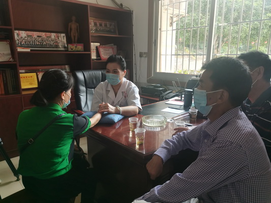 县人大代表唐凤姣：阐述医者仁心 传递人间大爱1.jpg