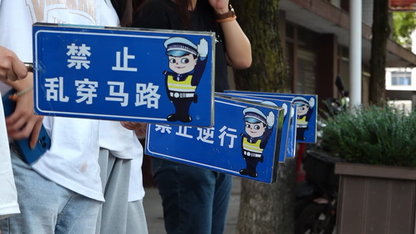 集赞代罚!这些衡山人因不戴安全头盔当上“代言人”1.jpg 集赞代罚!这些衡山人因不戴安全头盔当上“代言人”1.jpg
