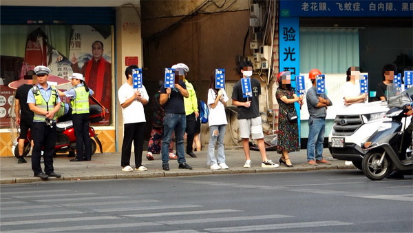集赞代罚!这些衡山人因不戴安全头盔当上“代言人”2.jpg 集赞代罚!这些衡山人因不戴安全头盔当上“代言人”2.jpg