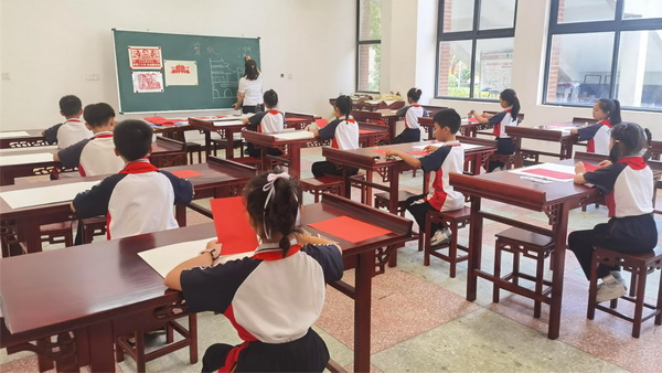 城北学生巧手剪纸迎国庆1.jpg