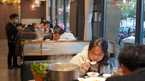 衡山：“春节档”回暖！餐饮行业迎客流高峰1.JPG