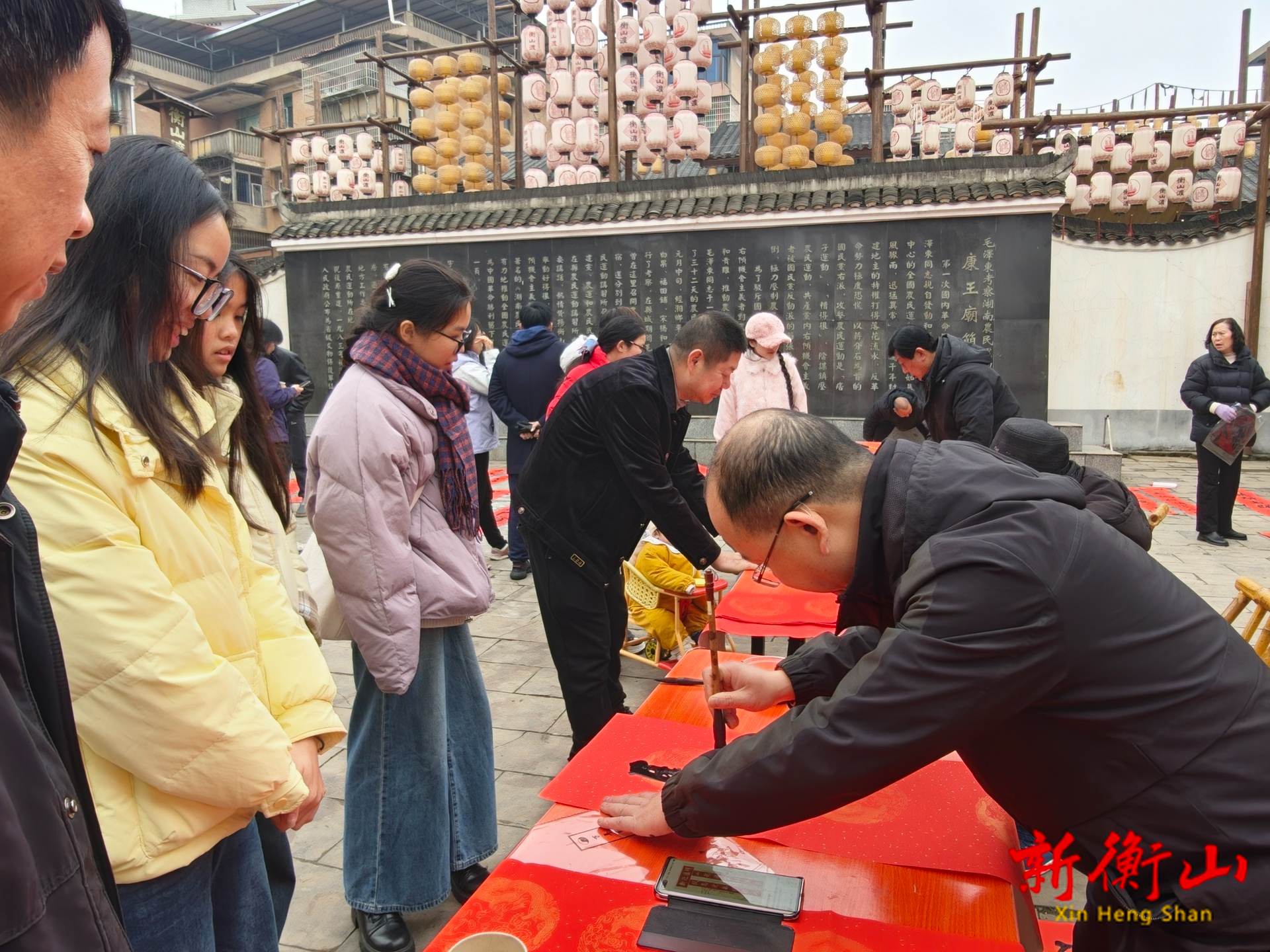 县文旅广体局：墨香迎春暖人心 挥毫送福年味浓