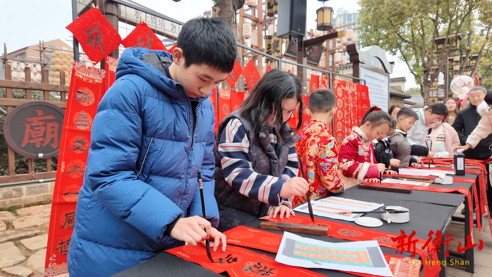 衡山县：童心挥毫写福字 墨香送暖迎新春