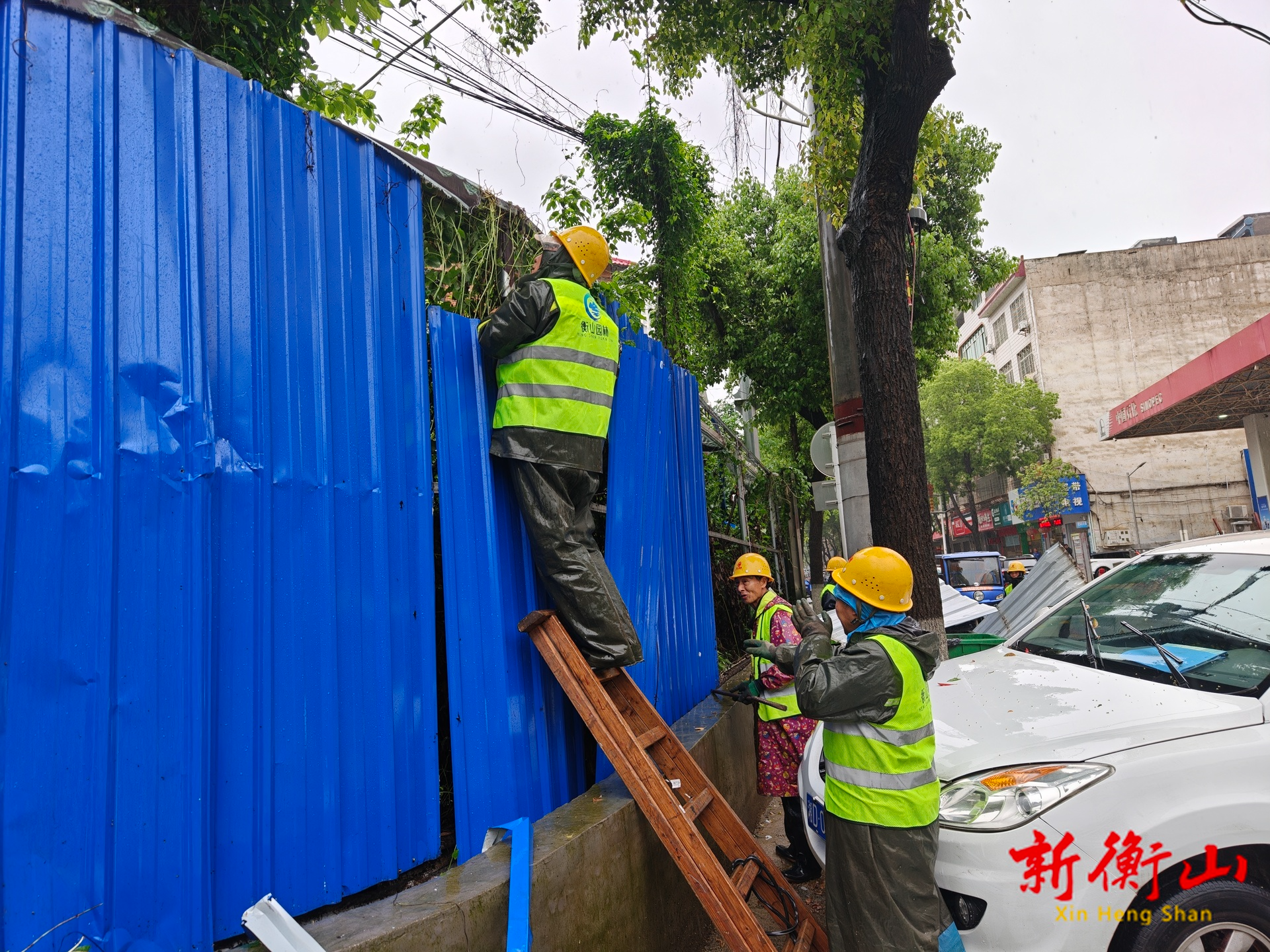 县城管执法局：开展“拆围见绿”专项行动 解锁城市新图景