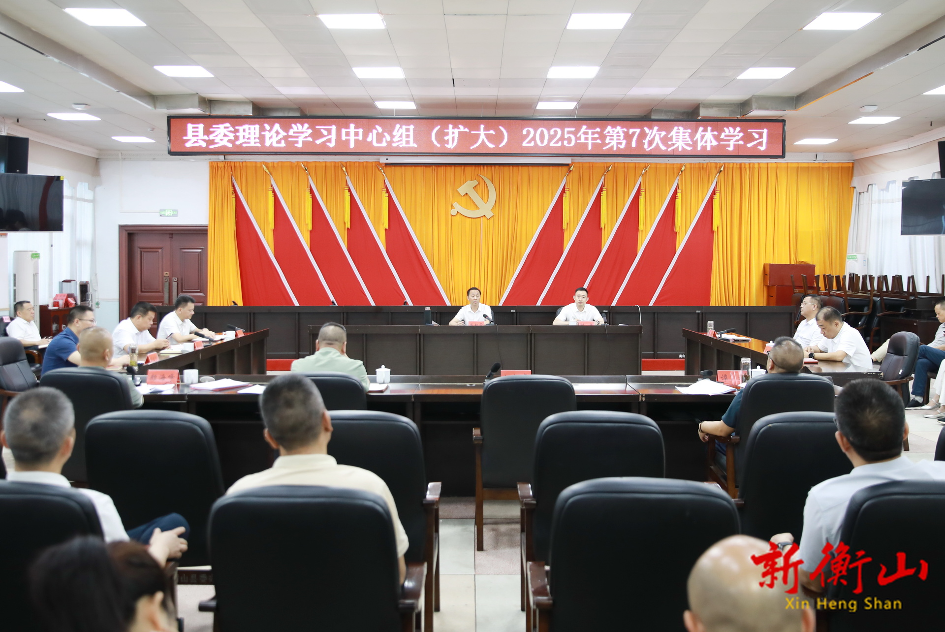 县委理论学习中心组（扩大）举行2025年第7次集体学习