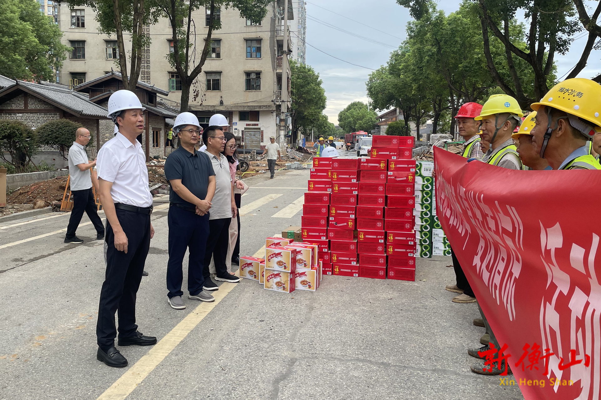 夏日送清凉 戴新贤慰问市旅发大会重点项目建设者