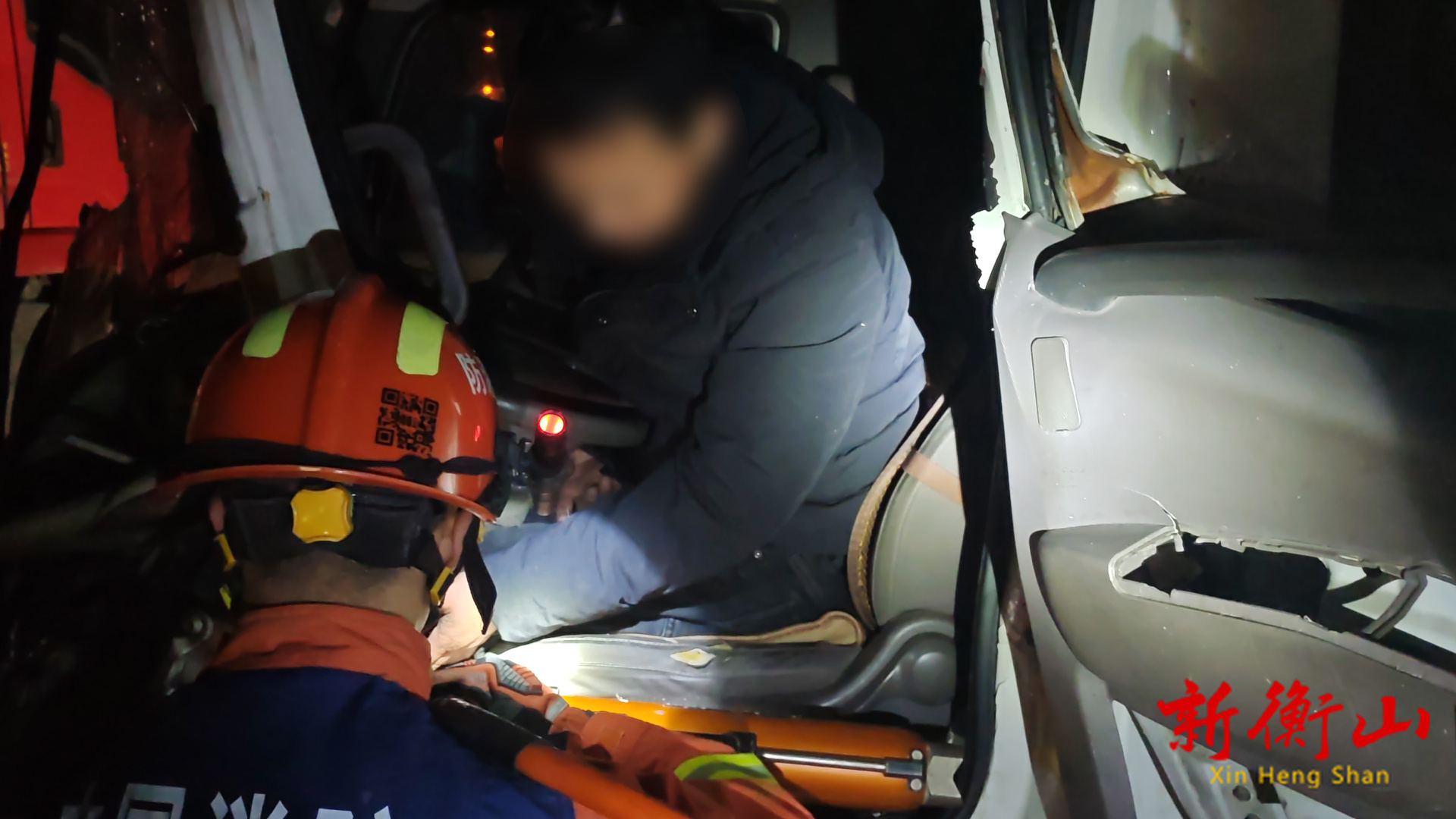 冻雨致高速连环追尾 衡山消防5分钟破拆救援被困驾驶员