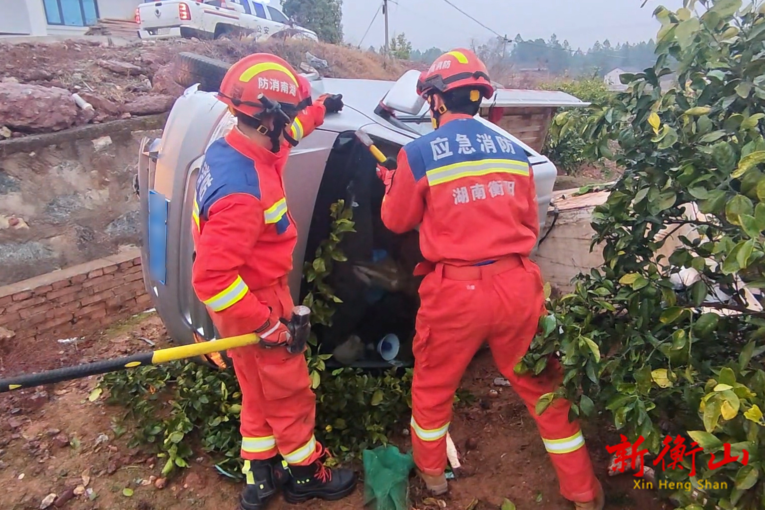 路面结冰致货车侧翻农田 衡山消防破拆救援被困司机