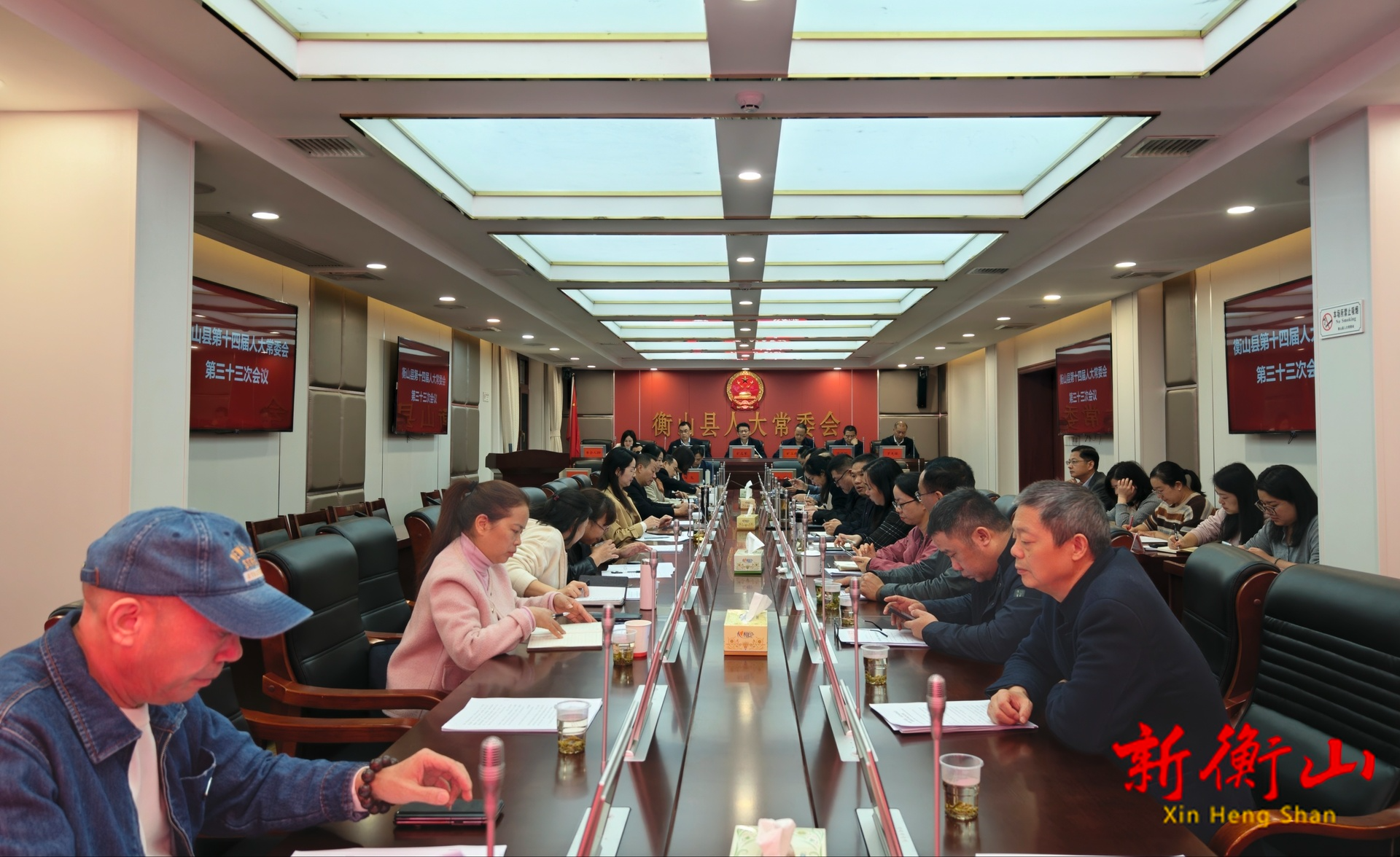 县第十四届人大常委会第三十三次会议召开