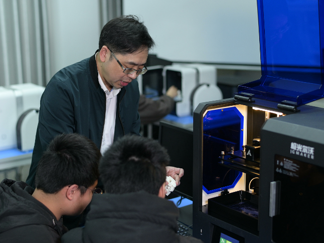 “数控刀锋”上刻写“师者担当”——湖南网络工程职业学院教师谭赞武的教育故事