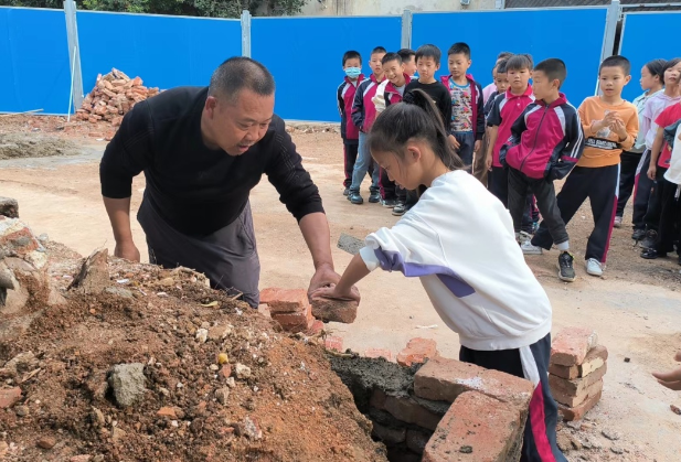 娄星区大科三元小学：泥瓦匠爸爸校园当老师