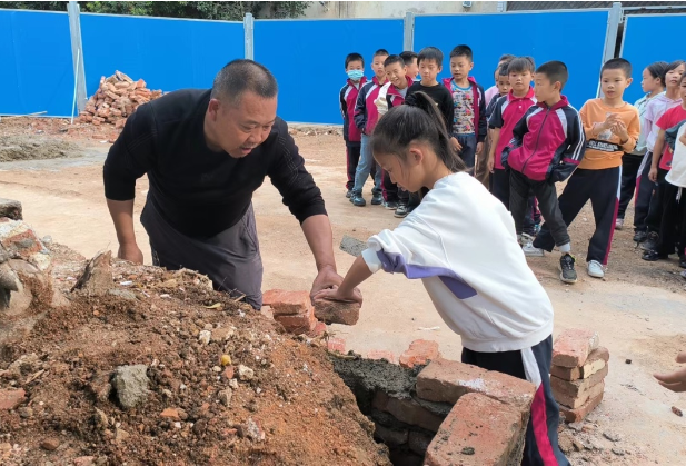 娄星区大科三元小学：泥瓦匠爸爸校园当老师