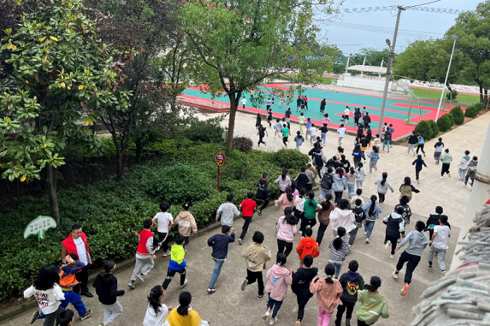【汉寿站】毛家滩回族维吾尔族乡中学：防震逃生演练 维护校园平安稳定