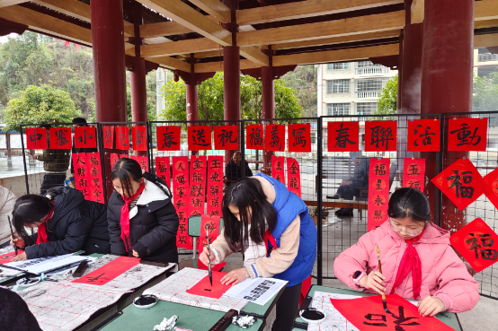 跟着老师学写字，农村小学生别样形式迎新春