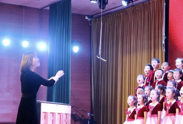 【教育故事】熊珍珍和她的小荷尖尖合唱团