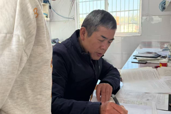 立德树人 躬耕教坛 | 汨罗市三江中学胡发明：用半生耕耘家乡教育的“老黄牛”