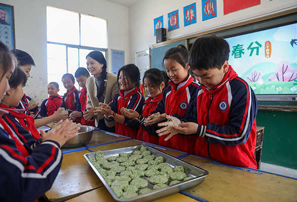 衡阳县岘山完小：吃青粑立鸡蛋，学民俗迎春分