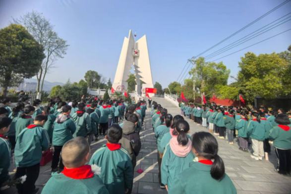 【新晃站】 一完小：缅怀革命先烈 传承红色基因