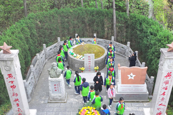道县：百校清明祭英烈 红色火种植心田