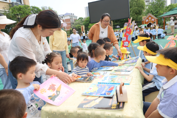 南县第三实验幼儿园：12个图书“集市”开张，300余名萌娃捧场