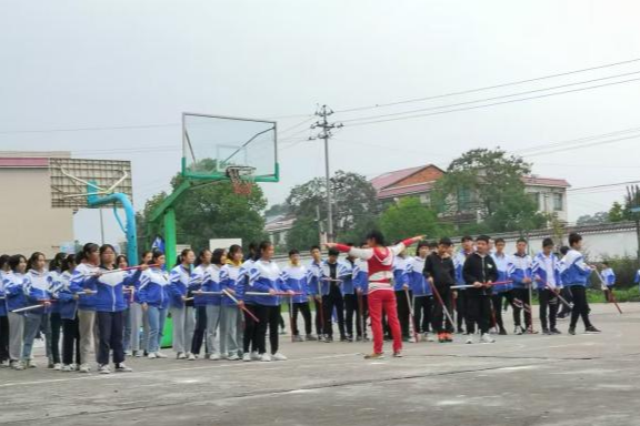 【攸县站】第四中学：大课间活力绽放，体操老师引领青春律动