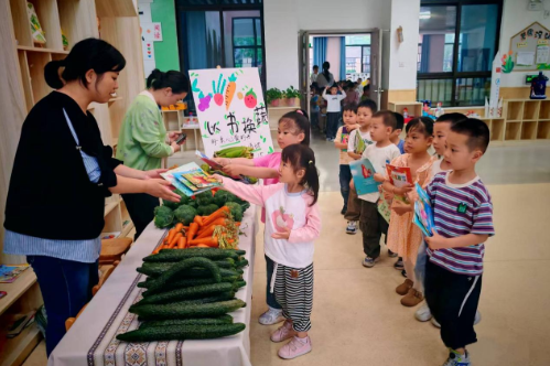 资阳区三益幼儿园：“以书换蔬”育幼苗 