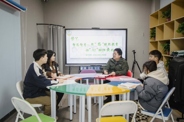 湘潭理工学院：“学丫”创业团队研发出“AI 智能书包”