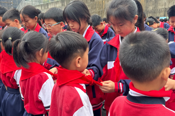 【嘉禾站】珠泉二完小：346名新队员正式加入中国少年先锋队