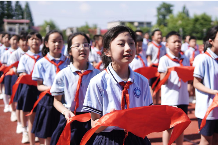 南县洗马湖学校：“童”心向党，“巾”彩启航